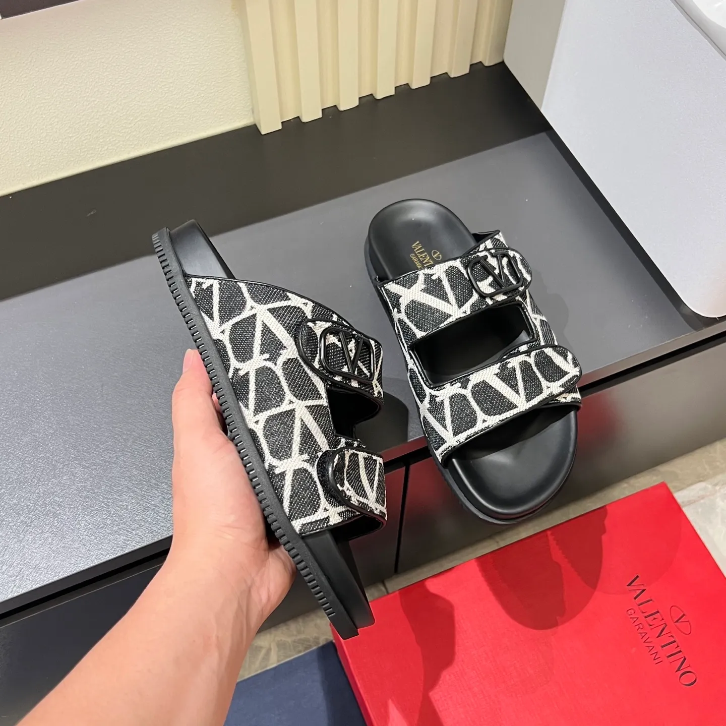 p300《VALENTINO》Warren Men🧍‍♂️Spring and Summer New Style. Cowhide logo flat slippers, elegant sandals, the same style worn by celebrities, original molding, imported calfskin. Rubber outsole. Soft and durable, full set of counter packaging, 38-44!
